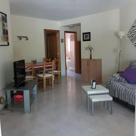 In - Swimming Pool And Tennis Court 펜션